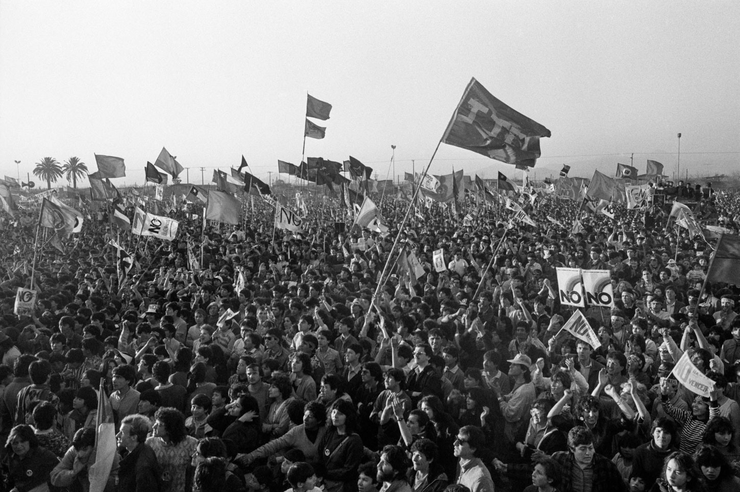 Manifestantes por el NO. La Bandera, 1988